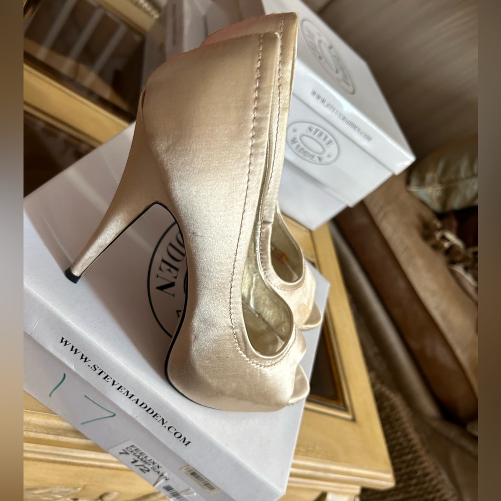 Steven Madden Cham Satin 4” heel shoes.  Very nice condition.